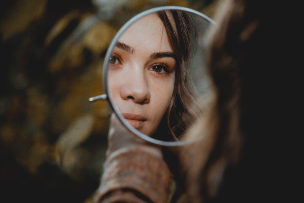 Spiegelbild einer Frau